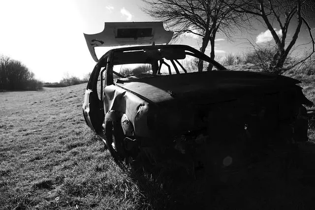 Ein Auto mit zerbrochenem Fenster, das nach einem Diebstahl in einem Parkhaus abgestellt wurde