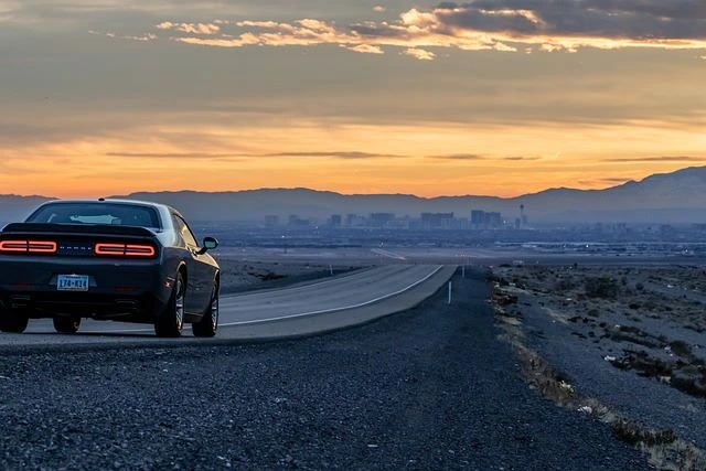 Digitale Autokaufvertrag Vorlage als PDF Ford Mustang mit digitaler Autokaufvertrag Vorlage im Hintergrund