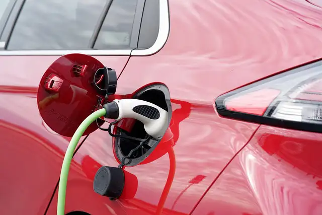 Ein Elektrofahrzeug wird an einer Schnellladesäule aufgeladen