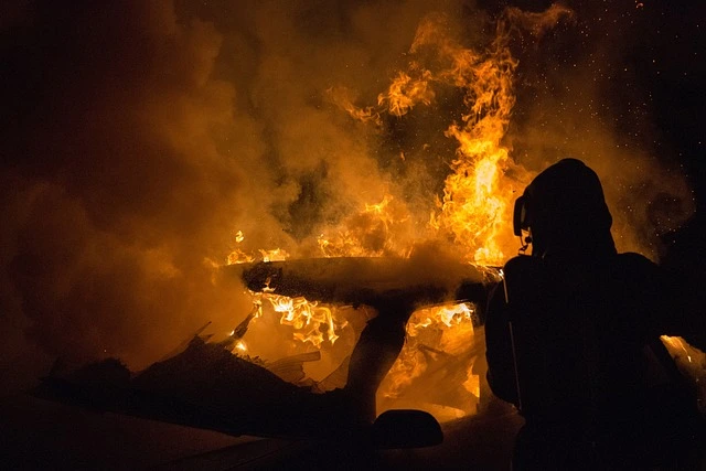 Feuerwehr löscht brennendes Fahrzeug auf offener Straße – Beispiel für einen teilkaskoversicherten Schadenfall