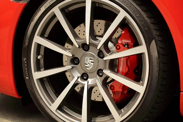Porsche mit Alufelgen und sportlichen Autoreifen in Nahaufnahme