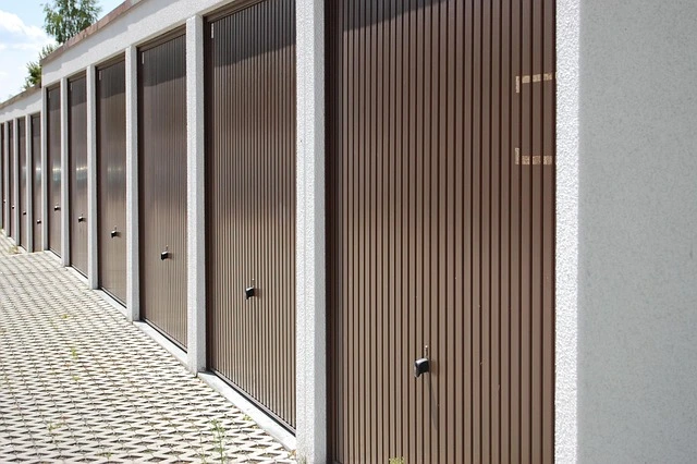 Garage zur Miete in Hamburg – sofort verfügbar Braune Garage zur Miete – Außenansicht für Garagenmietvertrag