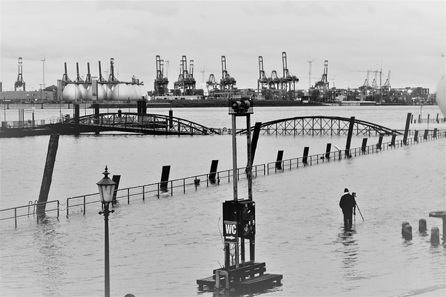 Auto steht halb unter Wasser nach Hochwasser – typisches Risiko für versteckte Schäden beim Gebrauchtwagenkauf.