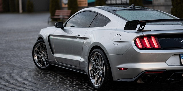 Silberner Ford Mustang GT – geparkt auf einem Platz, als Beispiel für einen gründlich geprüften Gebrauchtwagen beim Autokauf mit Checkliste.