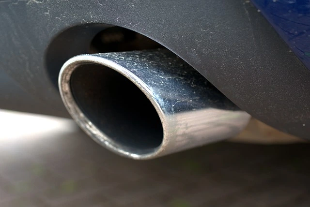 Ein Auto mit einer Umweltplakette an der Windschutzscheibe, die die Einhaltung der Plakettenverordnung für Umweltzonen zeigt