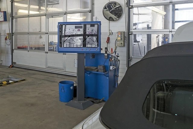 Hauptuntersuchung in der Werkstatt – Kfz-Prüfer kontrolliert Fahrzeug gemäß