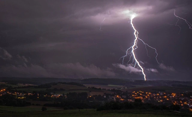 Auto mit eingeschlagener Windschutzscheibe durch Hagel nach Unwetter – typischer Sturmschaden bei Fahrzeugen