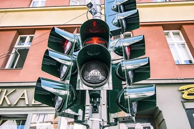 Verkehrsampel im Straßenverkehr – Symbol für Verkehrsregeln und Führerscheinklassen