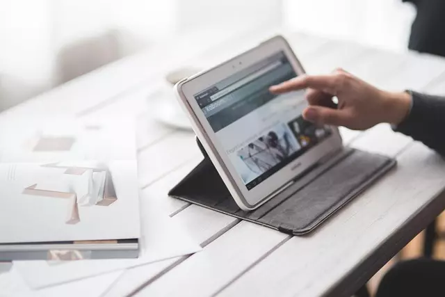 Autokaufvertrag online digital auf Tablet erstellen Person erstellt Autokaufvertrag digital auf Tablet