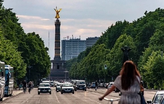 Berliner Siegessäule – berühmtes Denkmal im Herzen Berlins Berliner Siegessäule im Tiergarten, bekanntes Wahrzeichen Berlins