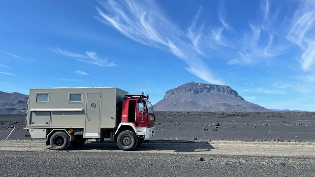 Wohnmobil auf offener Straße – Darstellung einer Wohnmobilversicherung für Schutz und Sicherheit unterwegs