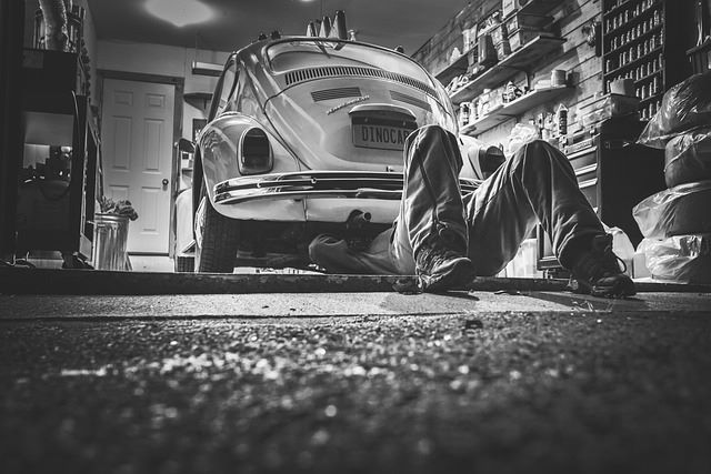 Auto-Gutachter überprüft den Zustand eines Fahrzeugs nach einem Unfall