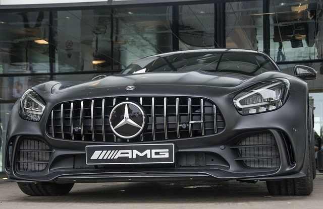Autokaufvertrag online Schwarzer Mercedes-AMG vor urbaner Kulisse – Symbol für hochwertige Fahrzeuge beim Autokaufvertrag online mit wichtigen Fragen und Antworten.